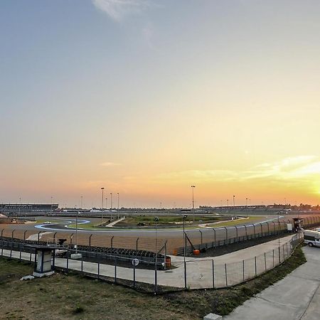 Bric Box Hotel Бурирам Екстериор снимка