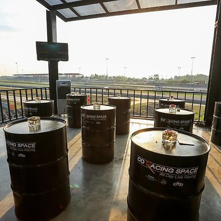 Bric Box Hotel Бурирам Екстериор снимка