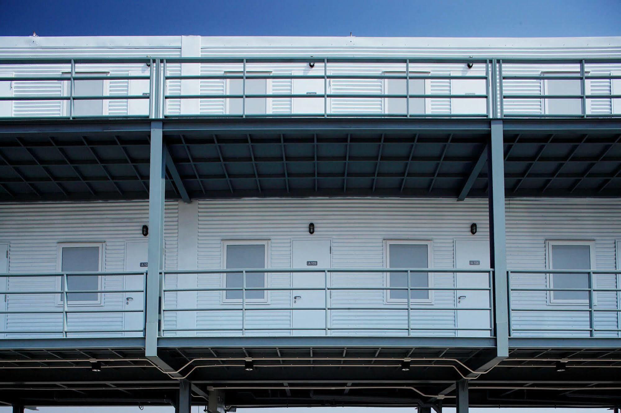 Bric Box Hotel Бурирам Екстериор снимка