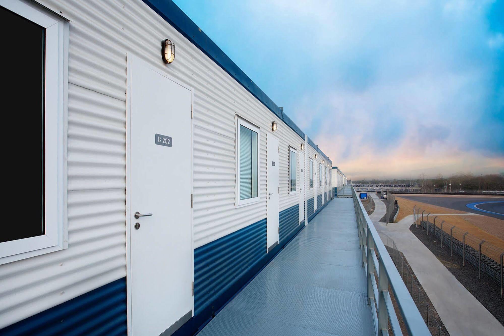 Bric Box Hotel Бурирам Екстериор снимка