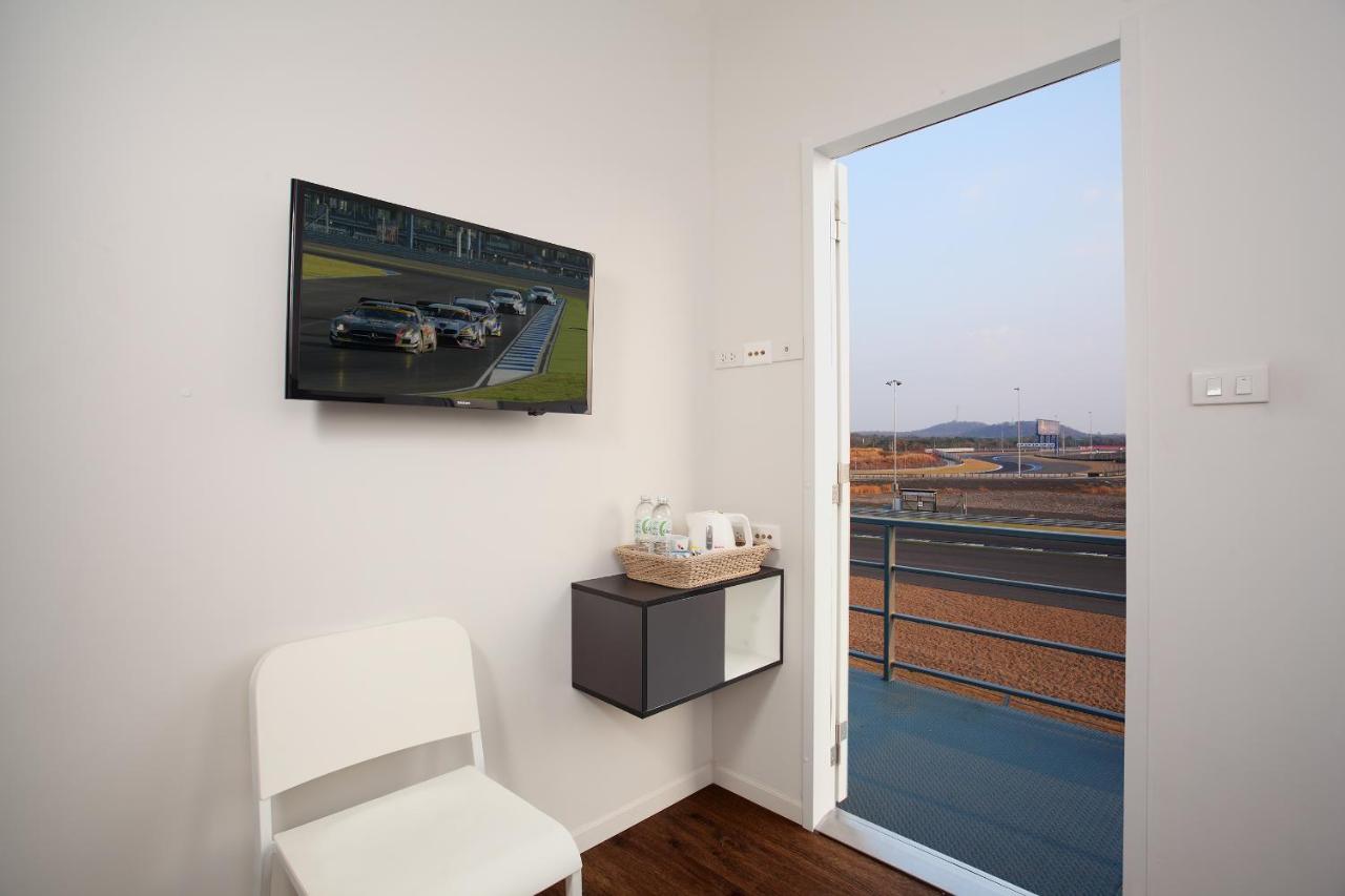 Bric Box Hotel Бурирам Екстериор снимка
