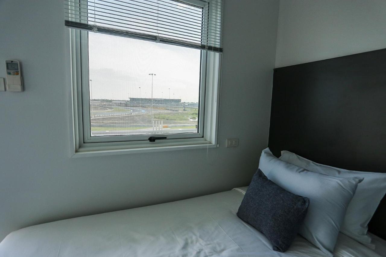 Bric Box Hotel Бурирам Екстериор снимка
